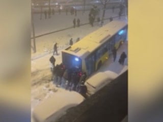 Esenler'de yokuşu çıkamayan İETT otobüsünü vatandaşlar itti