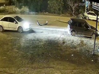 Hatay’da otomobil direğe ok gibi saplandı: 2 yaralı