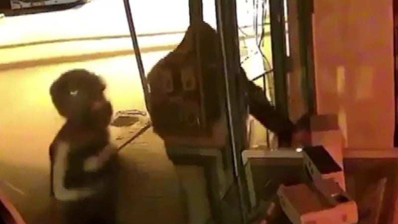 Adana'da telefoncuda parke taşlı soygun