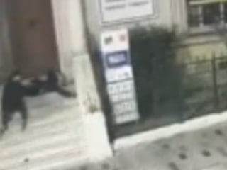 İstanbul'da merdivende uyuyan kişinin telefonunu çaldı: Tutuklandı