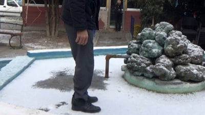 Karapınar’da dondurucu soğuk: Süs havuzu buz pistine döndü