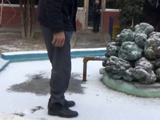 Karapınar’da dondurucu soğuk: Süs havuzu buz pistine döndü