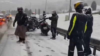 İstanbul'da kar yağışı trafiği felç etti: Motorcular yolda kaldı