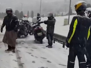 İstanbul'da kar yağışı trafiği felç etti: Motorcular yolda kaldı