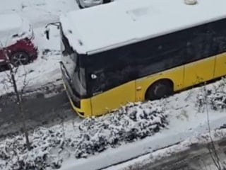 İstanbul'da tır kaza yaptı, otobüs yolda kaldı