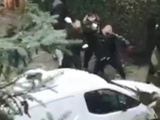 İstanbul'da çocuklar araçlara kartopu fırlattı: Taksici peşlerinden koştu