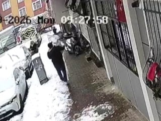 Küçükçekmece’de çocukların kardan adamını alıp götürdü