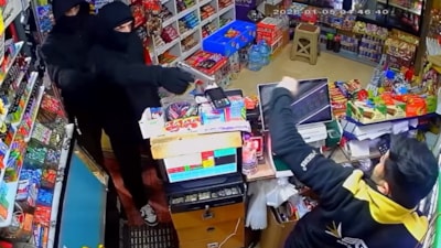 Afyonkarahisar'da girdikleri marketi soydular