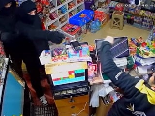 Afyonkarahisar'da girdikleri marketi soydular