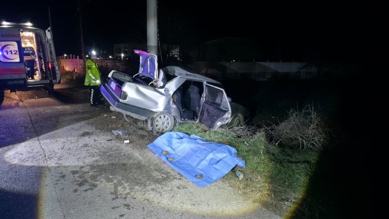 Manisa'da otomobilin elektrik direğine çarptığı kazada 1 kişi hayatını kaybetti