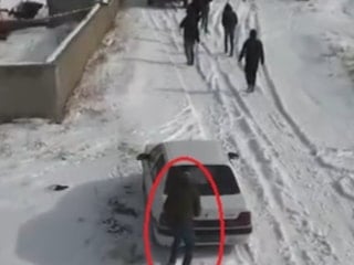 Nevşehir'de köpek dövüştürenlerin 'drone'u görüp kaçtığı anlar kamerada