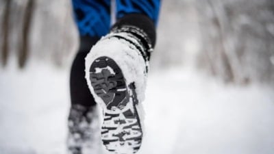 Karda buzda güvenle yürütüyor: Ayakkabının altına bir damla sürün…