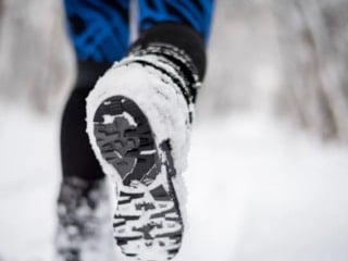 Karda buzda güvenle yürütüyor: Ayakkabının altına bir damla sürün…