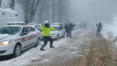 Sakarya'da jandarma ile çocukların yürekleri ısıtan kar topu savaşı