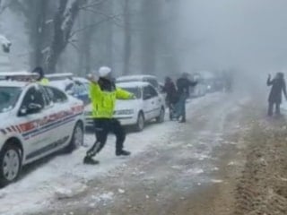 Sakarya'da jandarma ile çocukların yürekleri ısıtan kar topu savaşı