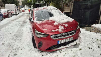 İstanbul'da çatıdan düşen kar kütlesi otomobilde maddi hasara yol açtı