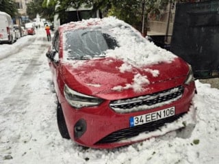 İstanbul'da çatıdan düşen kar kütlesi otomobilde maddi hasara yol açtı