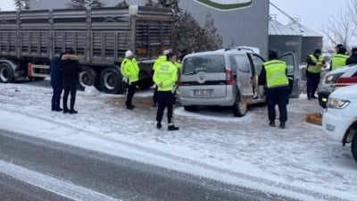 Elazığ'da tıra çarpan araçtaki çift can verdi
