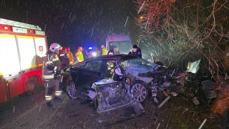 Bursa'da ağaca çarpan otomobildeki 2 kişi öldü