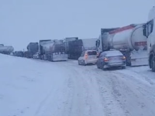 Bayburt Kop Dağı Geçidi’nde tipi nedeniyle araçlar yolda kaldı