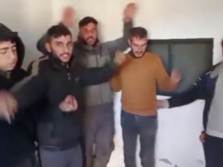 Suriye ordusu, yakalanan YPG'lileri müzik açıp oynattı