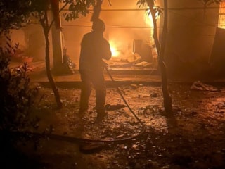 Hatay'da alevlerin arasında kediyi kurtardı