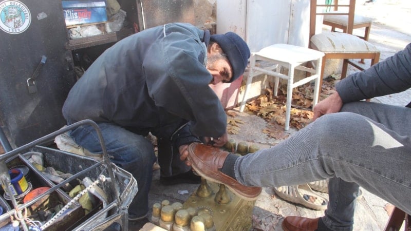 Mersin'de 67 yaşındaki boyacının ekmek mücadelesi