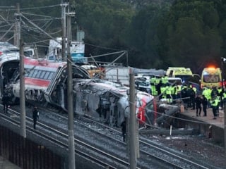 İspanya'da iki hızlı trenin karıştığı kazada ölü sayısı 40'ı buldu