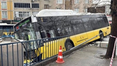 İstanbul'da İETT otobüsü kaza yaptı