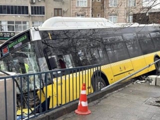 İstanbul'da İETT otobüsü kaza yaptı