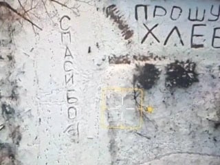 Ukrayna drone'u karşılaştığı zor durumdaki kadına yiyecek taşıdı