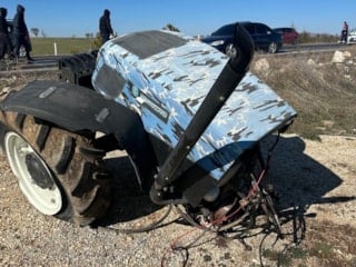 Uşak'ta kamyonetle çarpışan traktör ikiye bölündü
