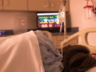 Rahatsız edilmemek için hastaların nabız takip cihazını kapatan hemşire tutuklandı