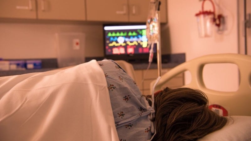 Rahatsız edilmemek için hastaların nabız takip cihazını kapatan hemşire tutuklandı