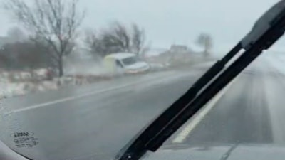 İstanbul Arnavutköy'de kontrolden çıkan PTT aracı çayırlık alana uçtu