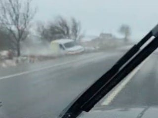 İstanbul Arnavutköy'de kontrolden çıkan PTT aracı çayırlık alana uçtu