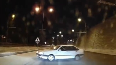 Malatya'da makas atan otomobil refüje çarptı