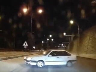 Malatya'da makas atan otomobil refüje çarptı