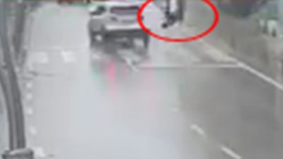 Kocaeli'de yaya geçidinde otomobilin çarptığı kadın ağır yaralandı