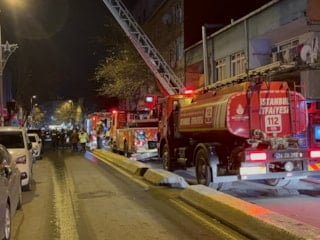 İstanbul Beyoğlu’nda 4 katlı iş yerinde yangın