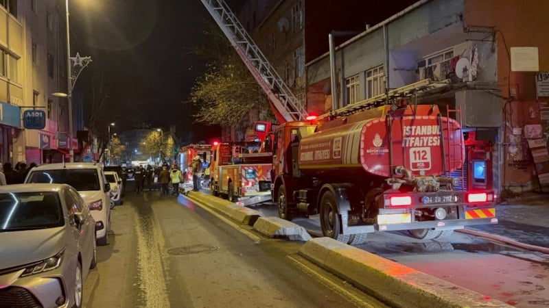 İstanbul Beyoğlu’nda 4 katlı iş yerinde yangın