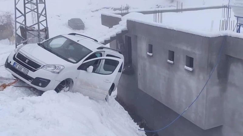Siirt'te buzlanan yolda kayan araç duvarda asılı kaldı
