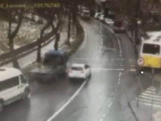 İstanbul'da İETT otobüsünün otoparka daldığı kaza kamerada