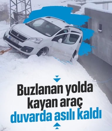 Siirt'te buzlanan yolda kayan araç duvarda asılı kaldı