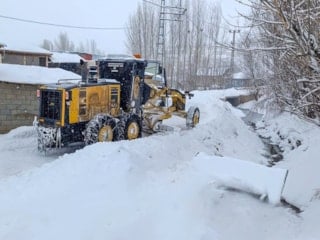 Van'da kardan kapanan yolları açmak için çalışmalar sürüyor
