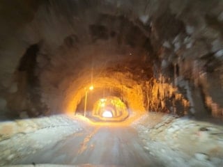 Dünyanın en zorlu yollarından biri buzla kaplandı: Taş Yolu kışa teslim