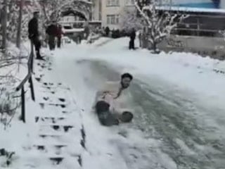 Tokat'ta poşetle kayan gençler bahçeye savruldu