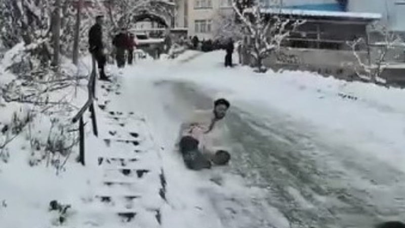 Tokat'ta poşetle kayan gençler bahçeye savruldu