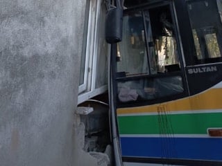 Zonguldak'ta halk otobüsü eve daldı: Boş olması faciayı önledi