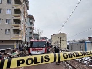 İstanbul'da 5 katlı binada çıkan yangında 12 kişi kurtarıldı